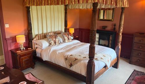 Traditional Four-Poster Suite