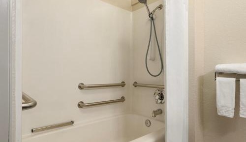 Queen Room - Disability Access - Non-Smoking