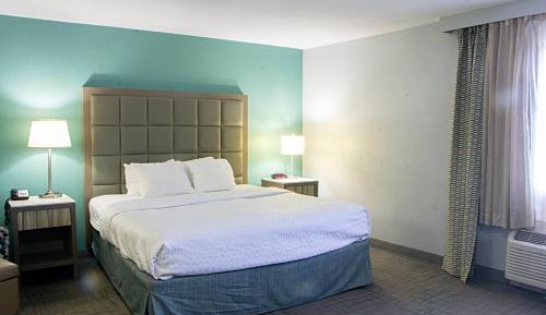 Deluxe King Suite with Balcony - Non-Smoking