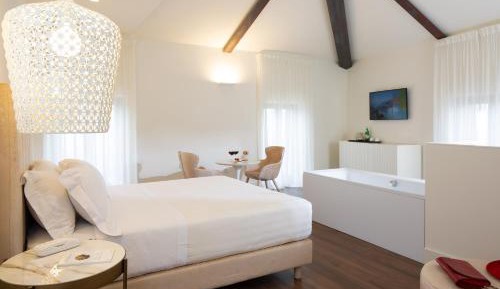Suite with Hot Tub - No Elevator