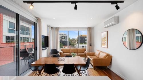 Deluxe Two-Bedroom Apartment with City View