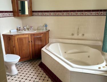 Queen Room with Spa Bath
