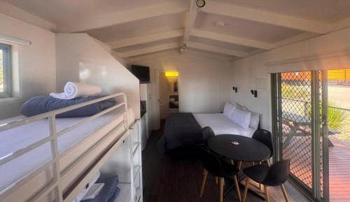 Studio Cabin (Sleeps 4)