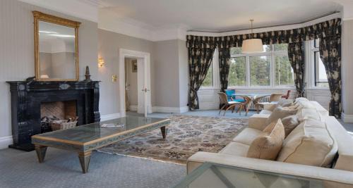 Deluxe King Suite with Four Poster Bed