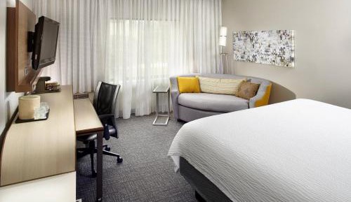 King Room with Roll-In Shower - Mobility Access/Hearing Accessible