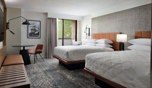 Executive Queen Room with Two Queen Beds, Balcony and Club Lounge Access - Hearing Accessible