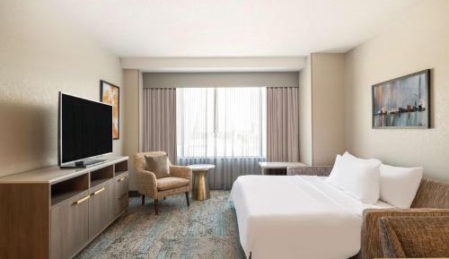 King Suite with Bath tub and River View - Mobility Accessible