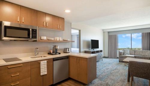 One-Bedroom Queen Suite with River View - Hearing Accessible