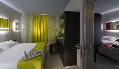 Connecting Room