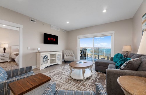 Traverse City Condo | ♛ 539 Bay St ⁀➷ 3BDR Lake View Penthouse Condo on West Bay ➠ 401W