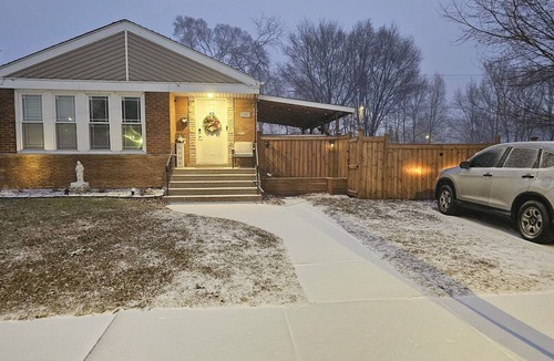 East Side House | Twin bed room , smart TV 32" with shared bathroom