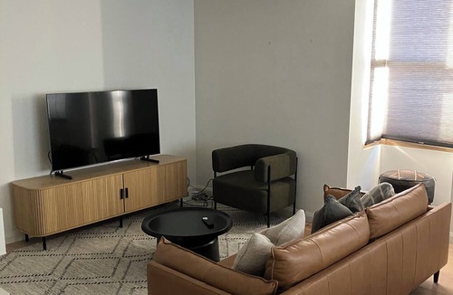 East Melbourne Apartment | Close to Epworth Hospital, St Vincents Hospital , City, MCG, Sports Precinct