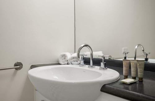 East Melbourne Apartment | Cosy East Melbourne Studio with Pool & Gym