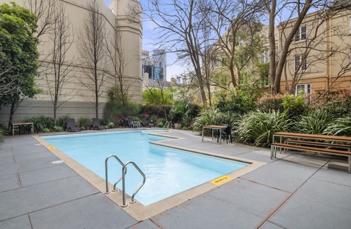 East Melbourne Apartment | Cosy East Melbourne Studio with Pool & Gym