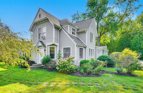 South Haven Cottage | Bright South Haven Cottage ~ 2 Mi to Beach!