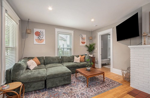 Grandville House | Cozy First Floor Apartment