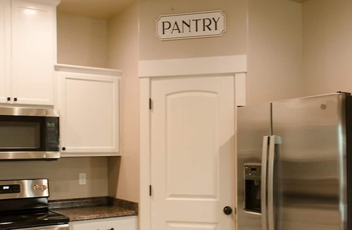 McKinleyville Cottage | Beautiful New Guest House located in Sunny Blue Lake with Hot Tub!