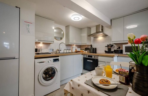 Warwick Town Centre Cottage | 2 Bed in Warwick (oc-c41051)