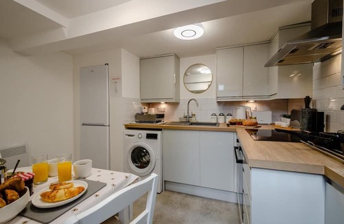 Warwick Town Centre Cottage | 2 Bed in Warwick (oc-c41051)