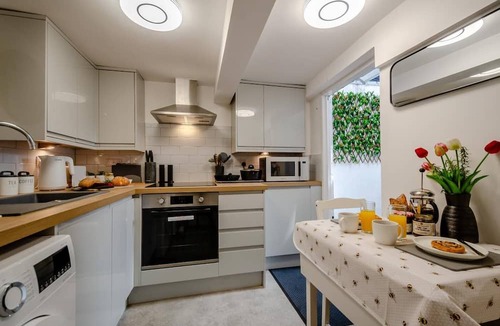Warwick Town Centre Cottage | 2 Bed in Warwick (oc-c41051)