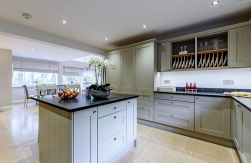 Melksham Cottage | 3 Bed in Shaw (oc-80598)