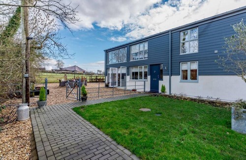 Melksham Cottage | 3 Bed in Shaw (oc-80598)