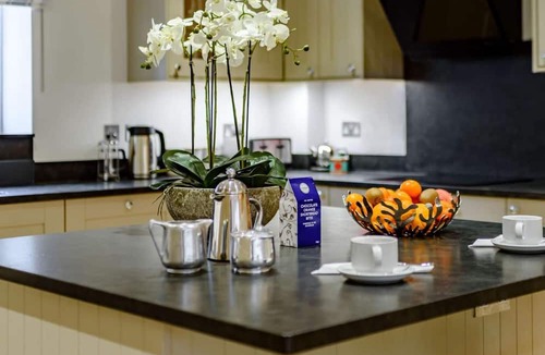 Melksham Cottage | 3 Bed in Shaw (oc-80598)