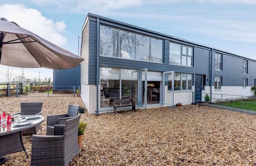 Melksham Cottage | 3 Bed in Shaw (oc-80598)