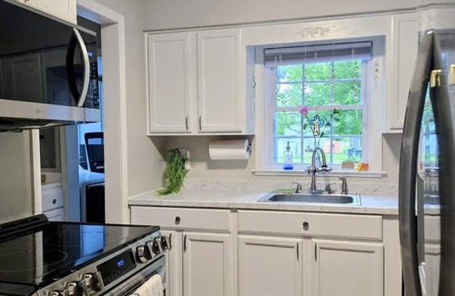Perrysburg House | Cozy Perrysburg Retreat.Your Tranquil Downtown Escape