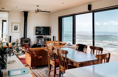 Agnes Villa | Secluded Hilltop Cabin with 360-Degree Views near Agnes Falls, Victoria