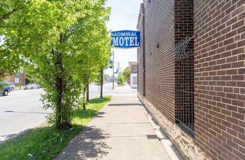 Chatham Apartment | King Bed | Smoking|Chicago