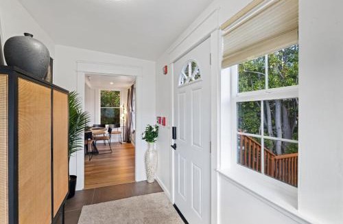 Mill Valley Apartment | Modern Retreat in Heart of Downtown Mill Valley