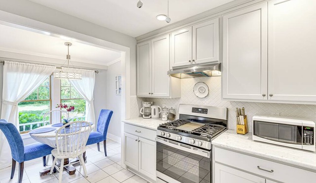 Bright South Haven Cottage ~ 2 Mi to Beach!
