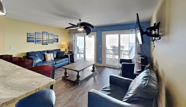 This View Sells Itself—Lakefront for 10 ppl | C113