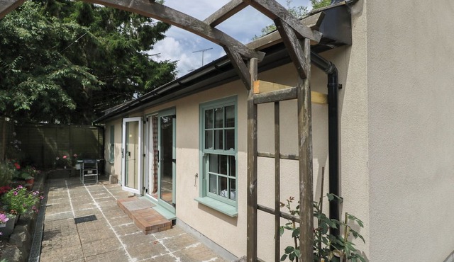 COSY COTTAGE, romantic, with a garden in Bath