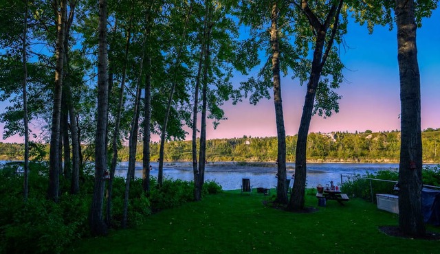 Private Bow Riverfront Haven Nestled on Calgary's Bow River - Sleeps 4 - Bowness
