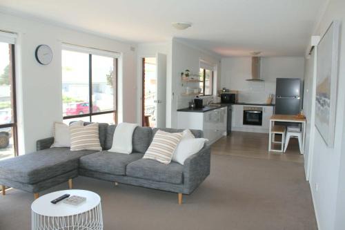 Jimmara Sands- Central home close to shops & beach