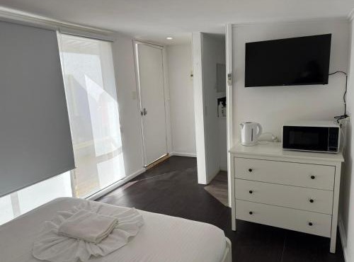 Cozy Budget Studio with Private Bath Backyard at Werribee